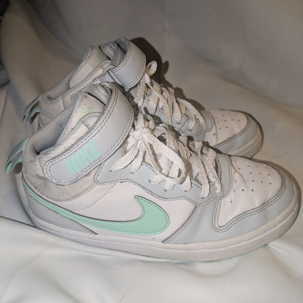 Nike Women's Sneakers in White and Light Green